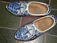Clogs mit Delfter Porzellanmalerei